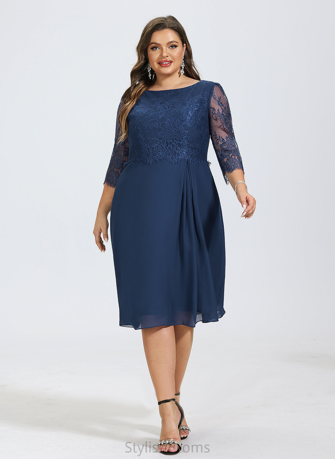 Ali Cocktail With Dress Ruffle Sheath/Column Scoop Lace Neck Cocktail Dresses Chiffon Knee-Length