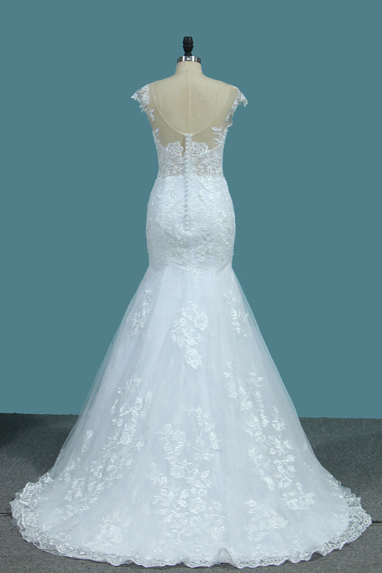 2024 Scoop Open Back Lace Wedding Dresses With Applique Covered Button