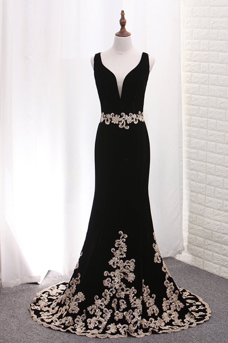 2024 Velvet Evening Dresses V Neck Mermaid With Applique Sweep Train